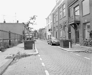 880871 Gezicht in de Haagstraat, ingericht als 'leefstraat', te Utrecht, vanaf de Wolter Heukelslaan.